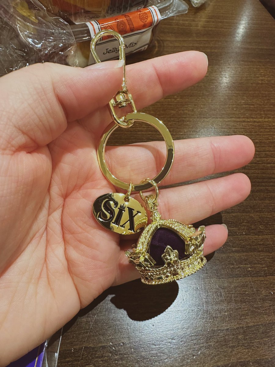 DebStevo90's tweet photo. We saw @sixthemusical (for the 4th time 🫣!) yesterday. So much fun, I need to go to the singalong one next! Bought mum a crown key ring as she is my Queen 👸 

The @GrandTheatreLS1 is such a gorgeous theatre 😍

#Six #SixTheMusical #DivorcedBeheadedLive #Theatre https://t.co/5NR1IiDHl5
