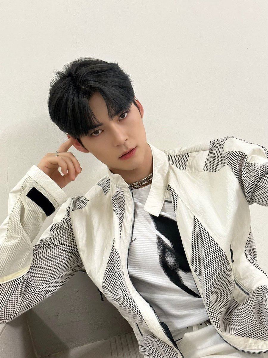 Hanbinzung's tweet photo. Going against the status quo is the trend these days… (Yep, I’ve seen High School Musical!) https://t.co/Kh2W2HvCYh