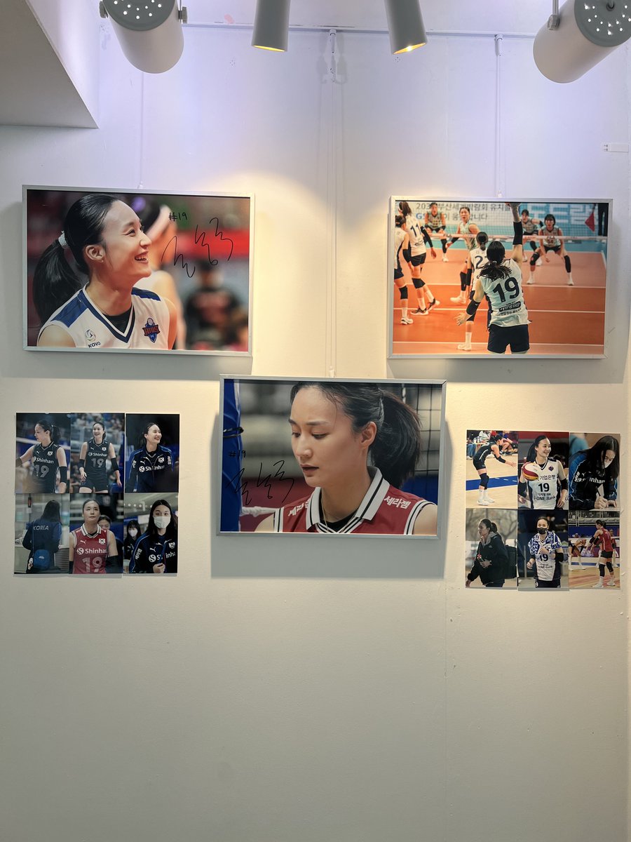 내일 저녁 7시부터 (싸인사진 외) 모든 사진을 원하시는 분들께 선착순으로 나눔할 예정입니다. 필요하신 분들은 꼭 시간에 맞춰 방문해주세요 😊