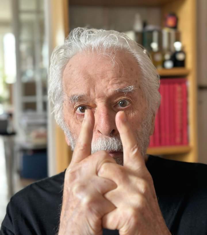 Alejandro Jodorowsky (@alejodorowsky) on Twitter photo Porque hoy es domingo, mi día de descanso, tendré tiempo para tratar de describirte once veces lo que es el amor.
El 11 puede ser el símbolo del amor de dos almas gemelas. 
1. El amor no es una palabra,  no es una acción, no se define, no se limita. Con una certeza evidente se Porque hoy es domingo, mi día de descanso, tendré tiempo para tratar de describirte once veces lo que es el amor.
El 11 puede ser el símbolo del amor de dos almas gemelas. 
1. El amor no es una palabra,  no es una acción, no se define, no se limita. Con una certeza evidente se
