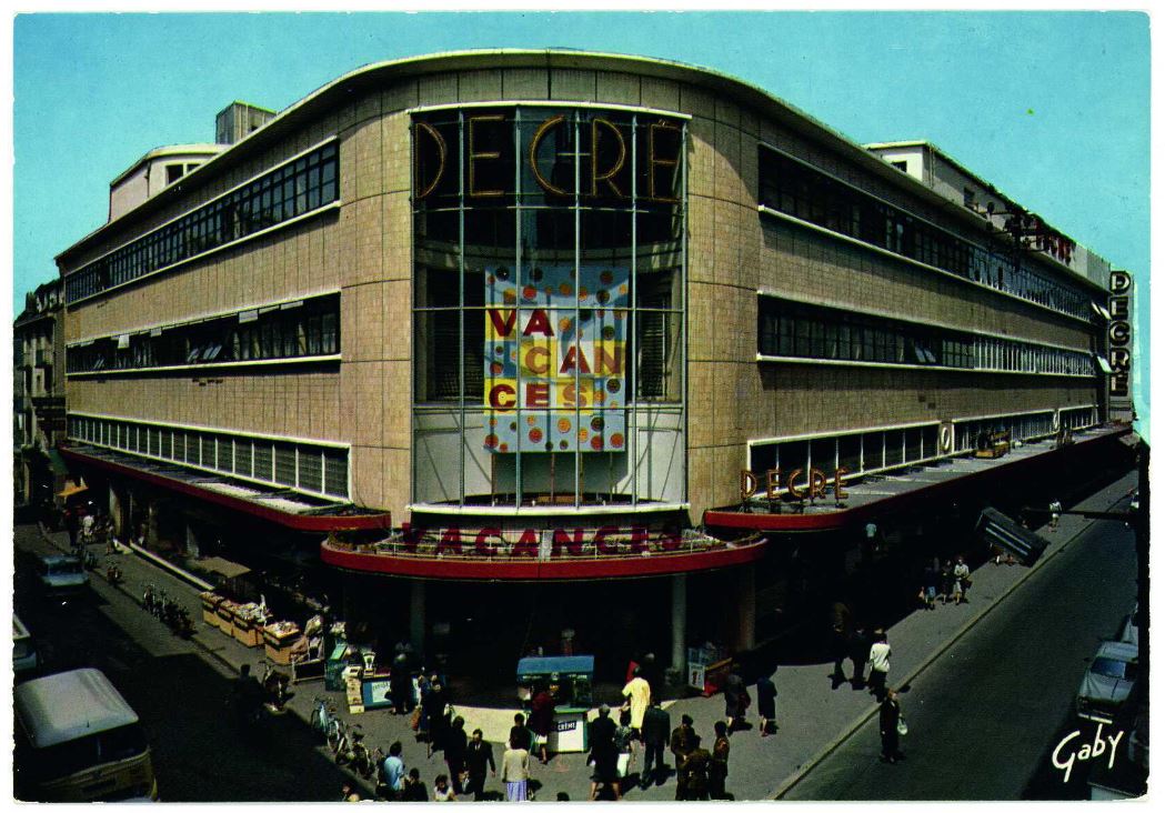 🛍️ En 1867, Jules Decré ouvre un bazar à Nantes, appelé à devenir un grand magasin emblématique. Il laisse derrière lui de nombreux souvenirs ! Quels sont les vôtres ? En savoir plus sur #NantesPatrimonia. 🔗 patrimonia.nantes.fr/home/decouvrir…