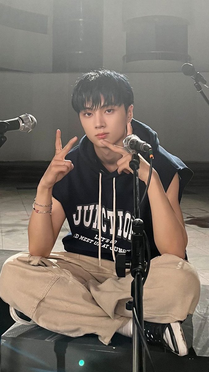 day 2
hi i’m kiv :).

— he/him, 05, filo
— new to #stantwt ; #kpoptwt 
— ult: enhypen
•• looking for interactive engene ‘s but any fandom is welcome 🙂 

♡ / ⟳ ︎to spread , Thank you.