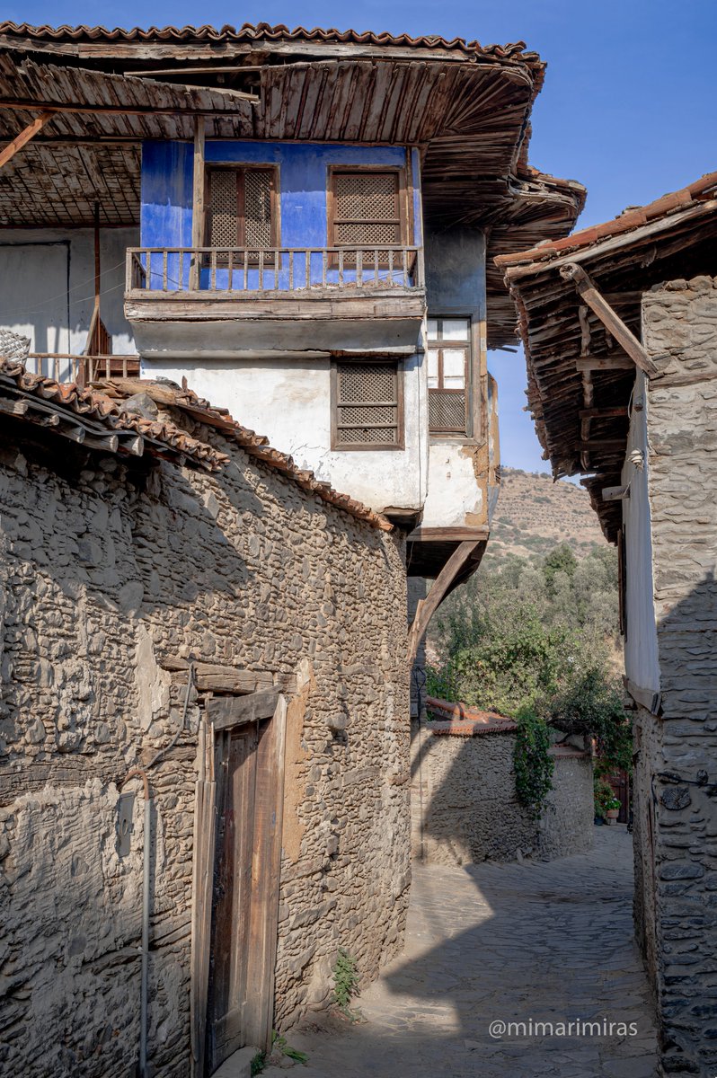 Kerim Ağa Konağı, Ödemiş, Birgi 
Konak, sıvanıp bembeyaz boyanmadan önce çektiğim son fotoğrafı :)
Restorasyon süreci ne oldu, başlandı mı? Bilgisi olan paylaşabilir mi ltf.

📸 2021