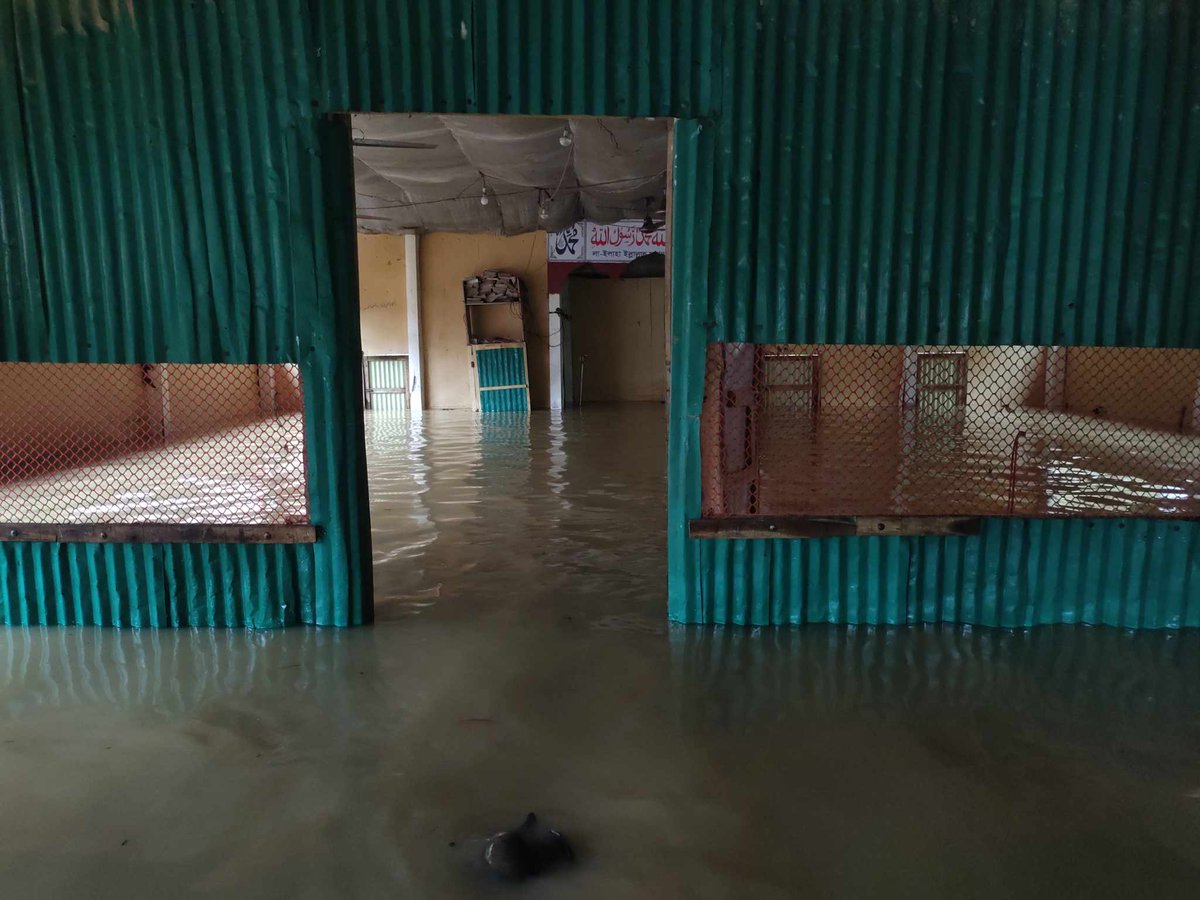 Heavy rain affected the #Rohingya shelters in the world's largest refugee camps in Bangladesh 🇧🇩. More than 100 shelters have been damaged by heavy rains. 

@FortifyRights 
@hrw 
@officialFORSEA 
@Forbes