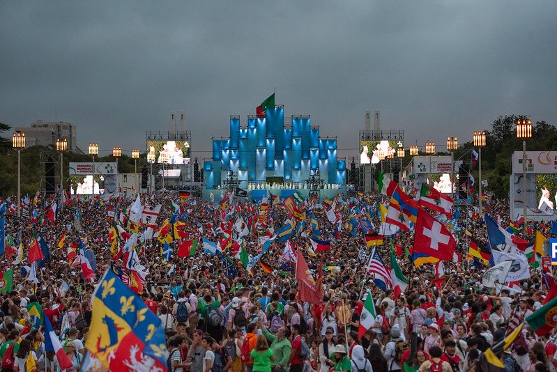 Termermator's tweet photo. 1'5M de jóvenes de todo el mundo reunidos en un parque, sin alcohol, sin drogas, sin sexo libertino, sin peleas, sin asesinatos, disfrutando y llevando luz alrededor del mundo en su peregrinar. Recuérdalo cuando digan que Cristo no construye.
#JMJ2023Lisboa https://t.co/cJHDLsUAe2