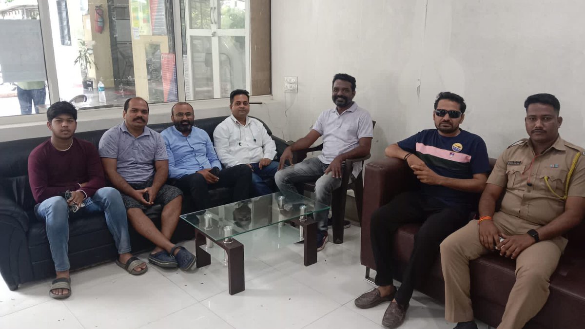 VijayKumbhar62's tweet photo. The @AamAadmiParty volunteers had been kept under detention by the police during HM’s visit to Pimpri Chinchwad. Why is @AmitShah so afraid of AAP,whom he called a betel nut party in the Lok Sabha? @BJP4India @BJP4Maharashtra https://t.co/HVnlHvak5f