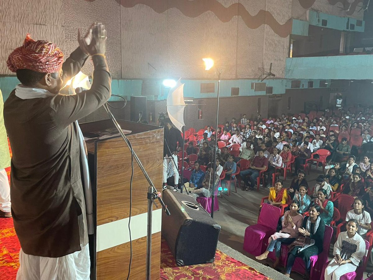 JitenGothwal's tweet photo. तलवारों के साये पर इतिहास हमारा बनता है,
जिस ओर जवानी चलती है उस ओर जमाना चलता है ...

सवाई माधोपुर में COSMOS कोचिंग क्लासेज द्वारा आयोजित सेमिनार में मुख्य अतिथि के रुप में उपस्थित हुआ I  सभी छात्र-छात्राओं को सम्मानित किया व शिक्षा के क्षेत्र में आगे बढ़ने हेतु प्रेरित किया I https://t.co/H2zkAvEkz9