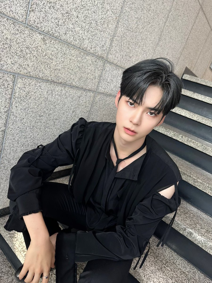 Hanbinzung's tweet photo. A farewell exclamation made with firm stances. https://t.co/na0X2t4WPZ