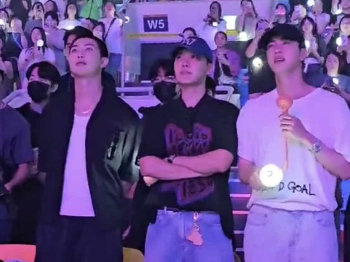 Maknae line                             Hyung line
@ D-Day Seoul                     @ D-Day The Final