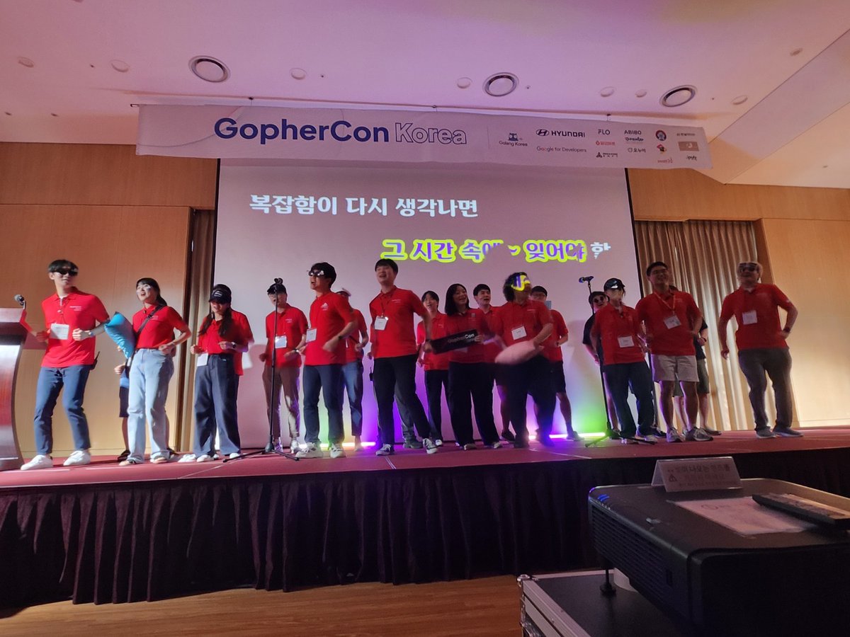 GolangKorea's tweet image. 고퍼콘 Day 2 노래 부르기 💙💛❤️ #GopherConKR