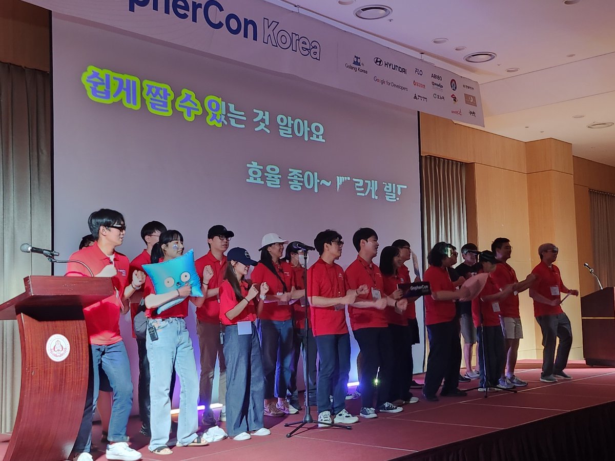 GolangKorea's tweet image. 고퍼콘 Day 2 노래 부르기 💙💛❤️ #GopherConKR