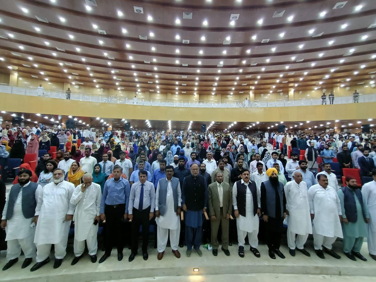 uonstudentForum's tweet photo. 🎓 The PM Laptop Distribution Ceremony held at the UET Narowal campus aimed to empower students with digital tools for advanced learning and research, fostering academic excellence. #PMLaptopScheme 📚 https://t.co/78lrgWkDAz
