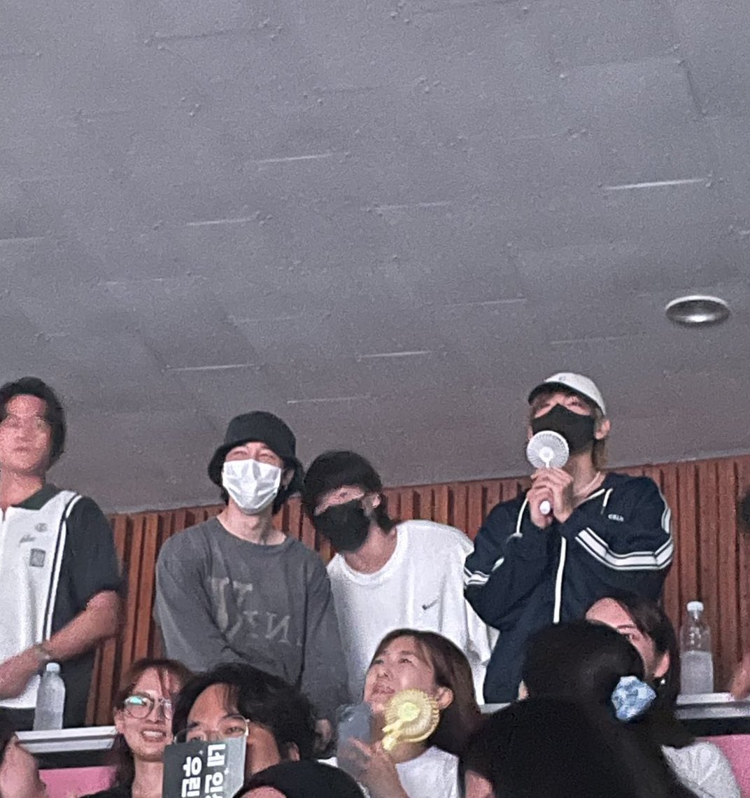 ถึงจะคนละสถานที่คนละเวลาแต่เค้าก็มากันครบแล้วนะ

ฮยองไลน์กับเน่ไลน์ 🥹