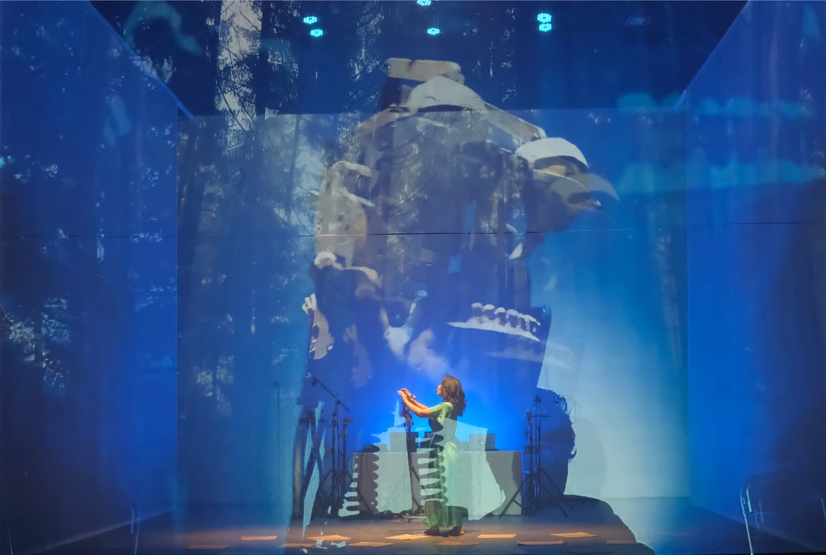 artjog's tweet photo. Sebuah robot bernama Jack menampilkan peristiwa perubahan alam dalam program #MainPerformance yang berlangsung pada 4 &amp; 5 Agustus 2023 kemarin. Pertunjukan digital ini merupakan kolaborasi antara Deden Bulqini (kreator Robot Jack) dengan Mainteater Bandung. 🤖🎭 https://t.co/T6TeJt52iR