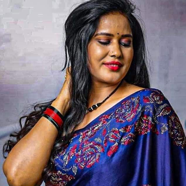 vaishusissy371's tweet photo. Sunday special treat to my hubby @TriRasikudu with loose hair and designer blue saree 🥰🥰🥰🥰🥰🥰🥰🥰🥰 https://t.co/DUaoMRgUIi