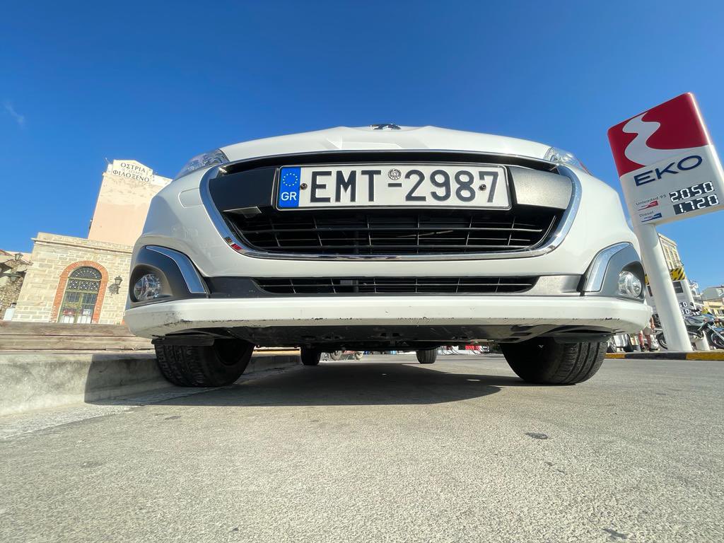 ❌❌❌ stop #arnaque 🛎🛎🛎
Attention si vous louez une #voiture sur l’île de Syros dans les Cyclades ❌

Le #loueur Maistali Car #Rental situé sur le port de #Ermoupoli veut me facturer des rayures sous le spoiler avant ⛔️

Impossible à voir lorsqu’on est debout 

#Location