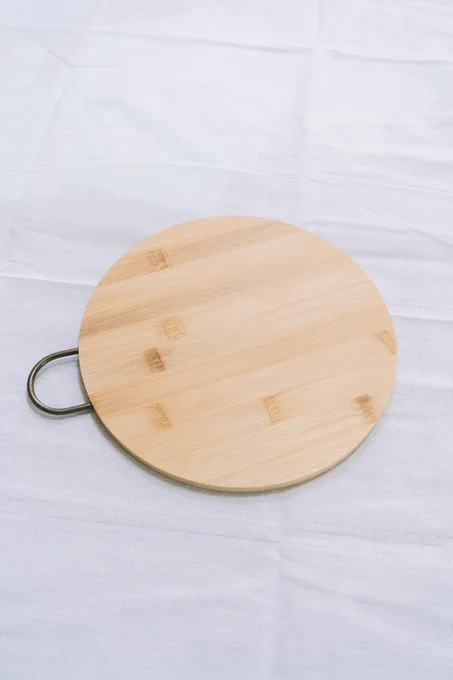 【3coins】330円には見えないよ…!お皿代わりにもなる「オシャレまな板」買ってから毎日使ってる!   3COINSの「フック付きカッティングボード」がオシャレで便利なんです。まな板としても料理を盛り付けるプレートとしても、1つで2つの役割を任せられる優れものです◎
