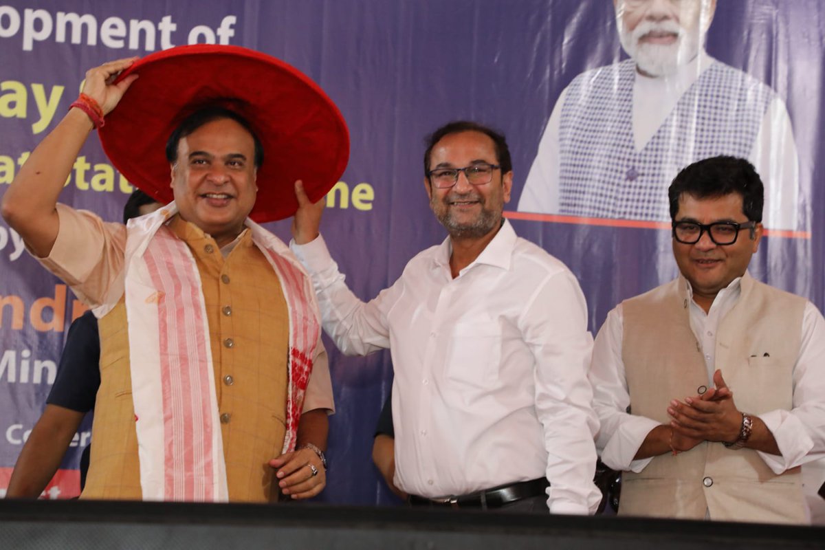 himantabiswa's tweet image. Today is the most significant day in Bharat’s rail history. 

Under Hon’ble Prime Minister Shri @narendramodi ji’s leadership, a massive transformation of 508  stations is set to commence. This will enhance passenger's satisfaction boost development of towns and cities.

1/2