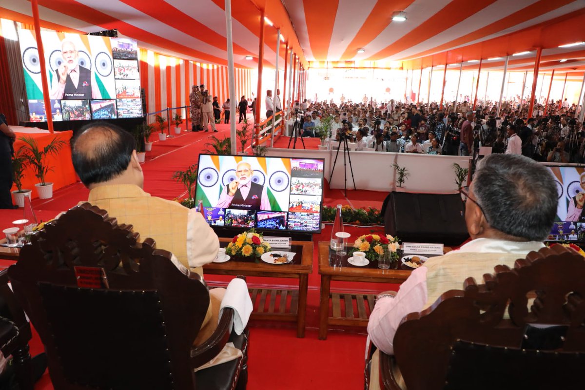 himantabiswa's tweet image. Today is the most significant day in Bharat’s rail history. 

Under Hon’ble Prime Minister Shri @narendramodi ji’s leadership, a massive transformation of 508  stations is set to commence. This will enhance passenger's satisfaction boost development of towns and cities.

1/2