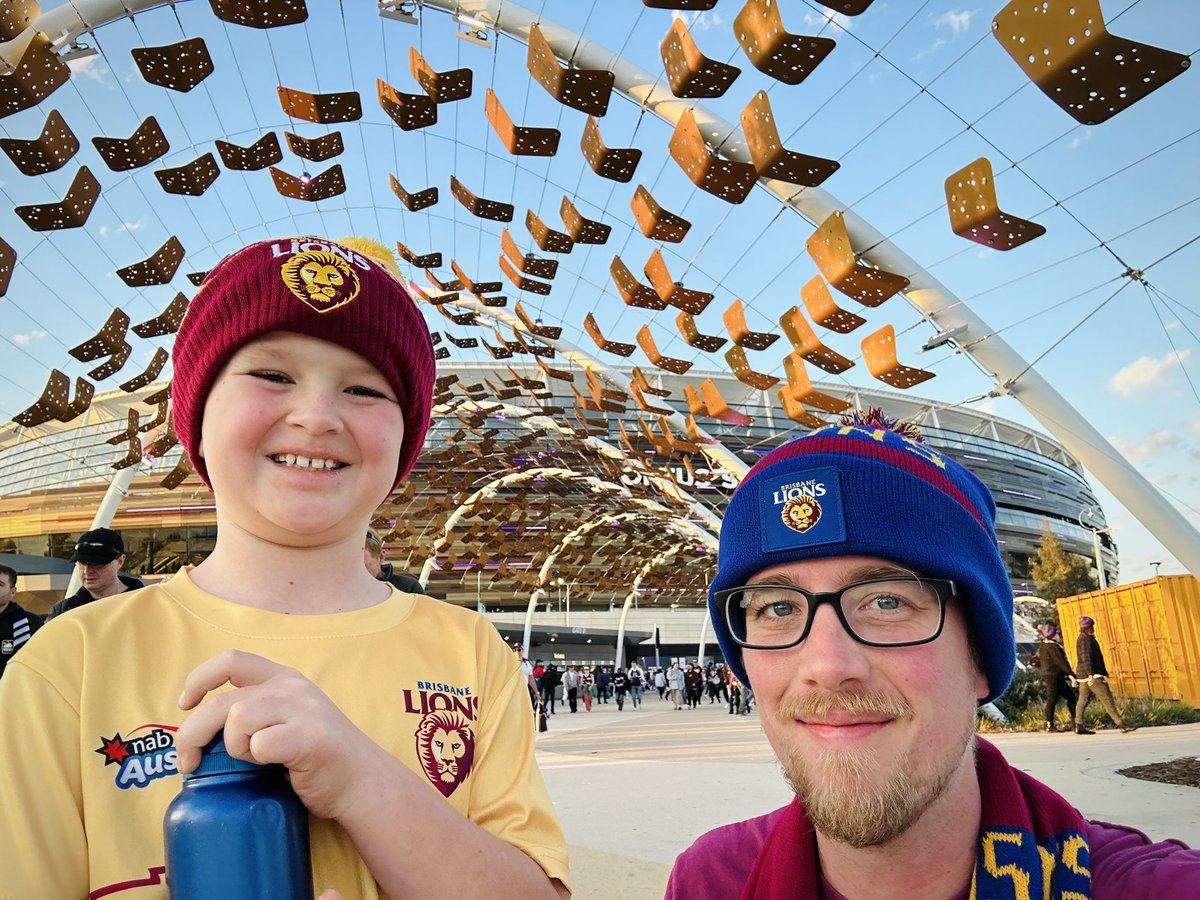 Freo certainly stepped up at Optus today to put on a very tight game with @brisbanelions - a memorable one especially for my first AFL game in real life (that I got to share with my son!)
#afl #AFLDockersLions 🦁