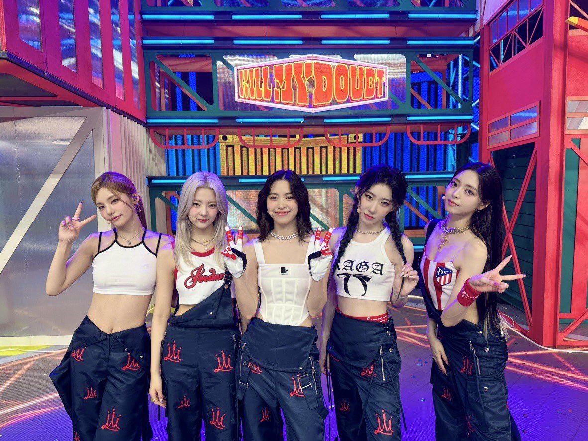 ITZYofficial's tweet photo. [ #인기가요 ]
Cool하기는커녕 찌는 이 습도 속🎵
MIDZY와 함께라 행복했던 첫 주❤️‍🔥

🎬 ITZY - CAKE
https://t.co/o8Q3A1PWGK

🍰 M/V https://t.co/nJngMChlY8
🎧 CAKE https://t.co/IWR9ylTWEB
🥊 ALBUM https://t.co/ozxVa0uLWq

#ITZY #MIDZY @ITZYofficial
#ITZY_KILLMYDOUBT
#ITZY_CAKE https://t.co/BSqJ4fdzaQ