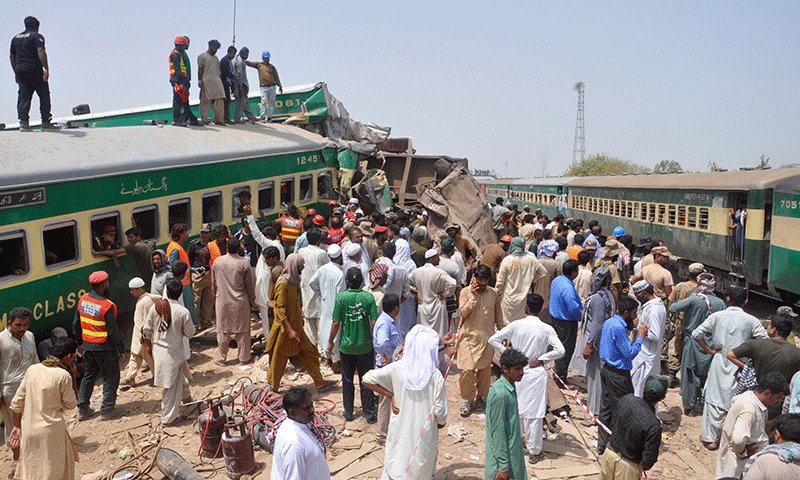 کراچی سے حویلیاں جانے والی ہزارہ ایکسپریس نواب شاہ کے قریب حادثے کا شکار، متعدد افراد کے ہلاک اور زخمی ہونے کی اطلاعات ہیں۔ #HazaraExpress #Train
