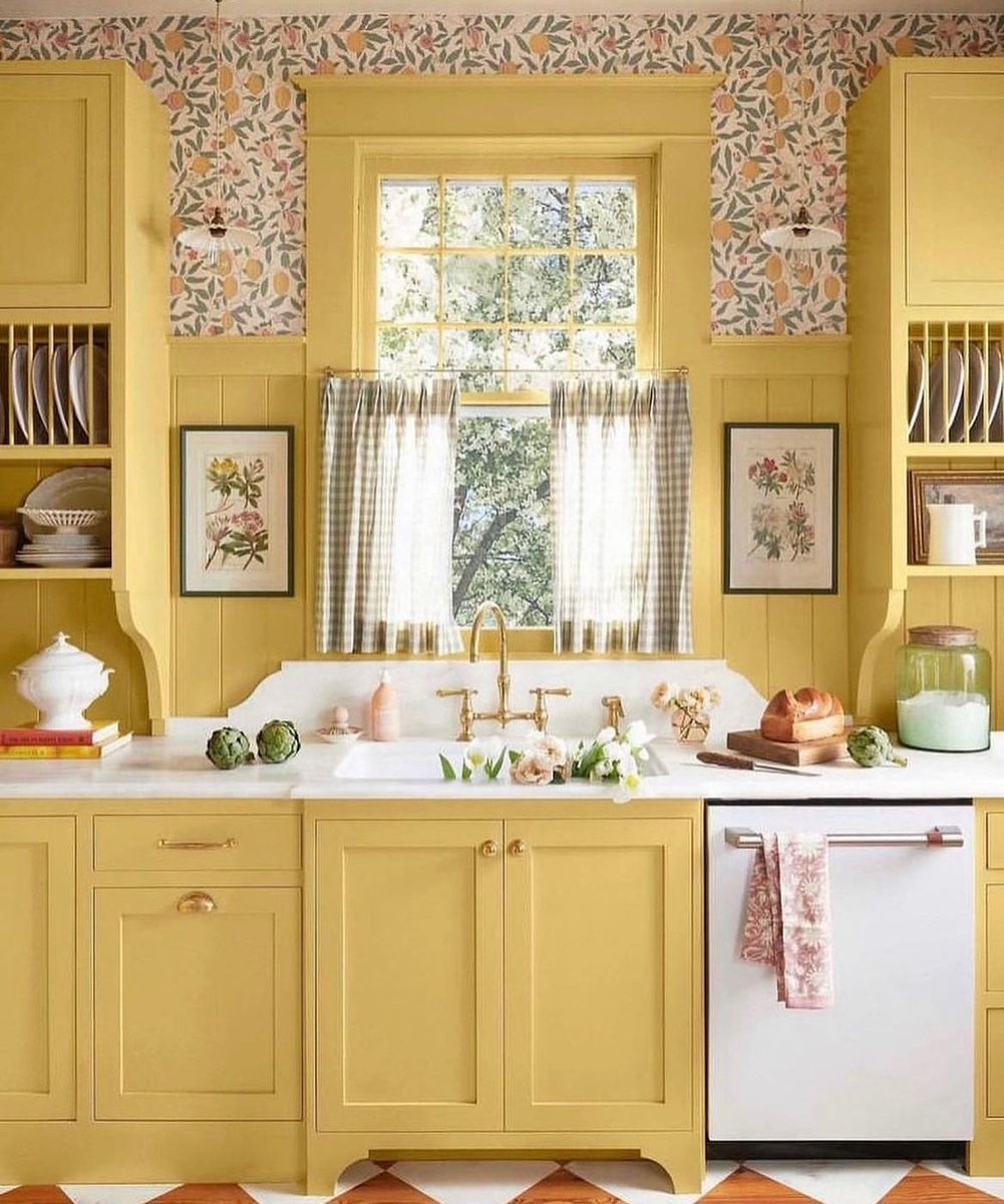 A beautiful sunny kitchen for this Sunday morning ☀️

Thoughts on this #yellow country vibe?

📸 @sunnyhousestudio @countrylivingmag

Design by @hknowlesarchitect @meribethbjones @narrowpathbuilders

#yellowkitchens #countrykitchen #countrykitchens