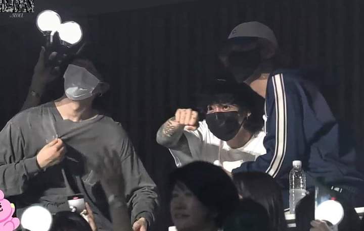 Clyden_dmx's tweet photo. FINALLY MY OT7 CAME AT YOONGI CONCERT THIS IS UNEXPECTED HOPING FOR OT7 REUNION!! 😭💜 https://t.co/oIfYYJT9tQ