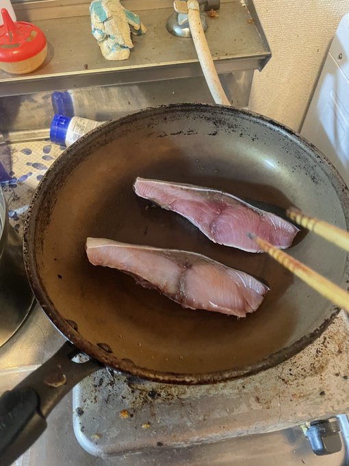 全裸でブリを焼く男(熱い 