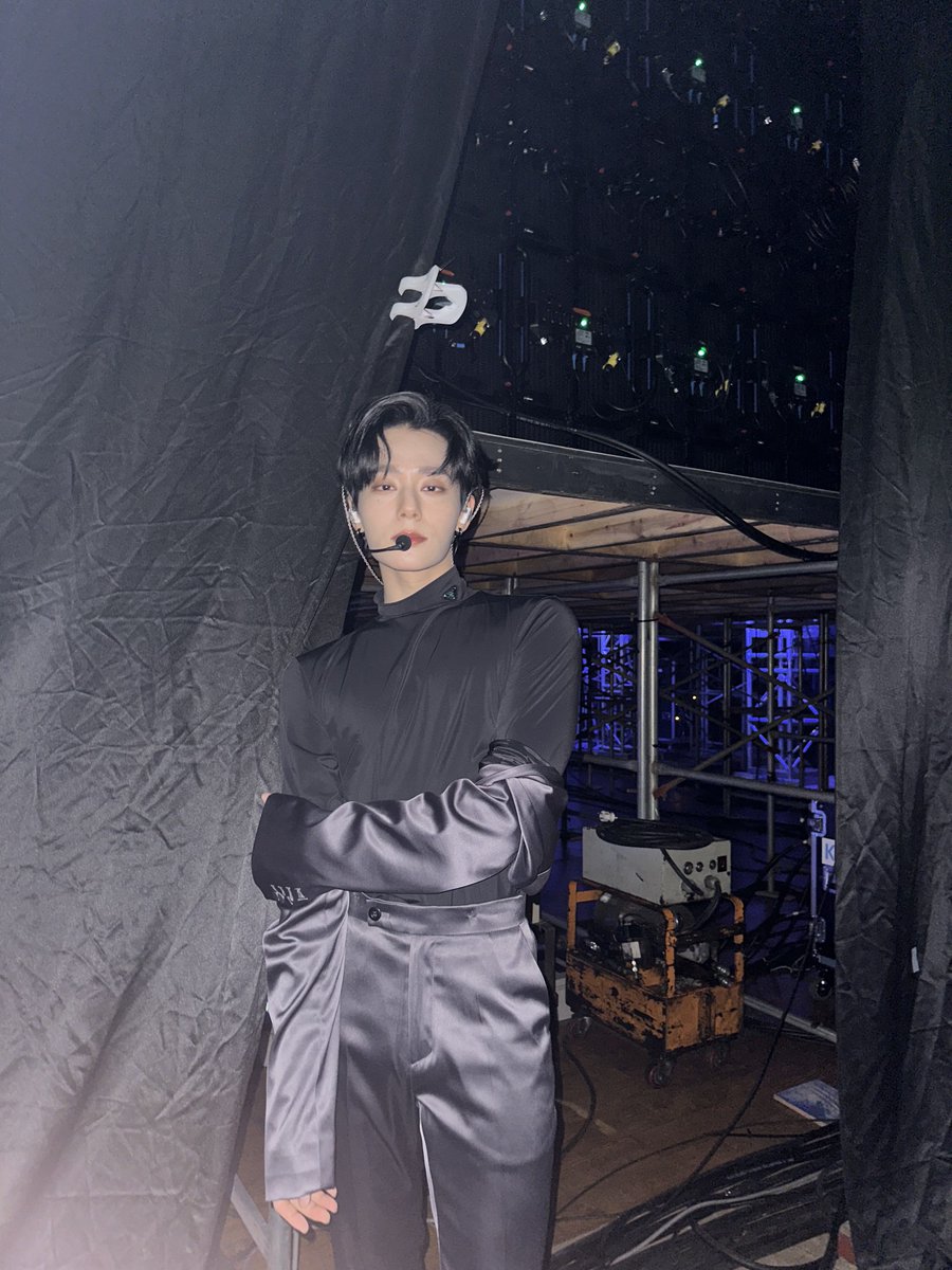 official_ONEUS's tweet photo. [#환웅]
1600만큼 좋��해 달님🖤 https://t.co/JhkzspI3py