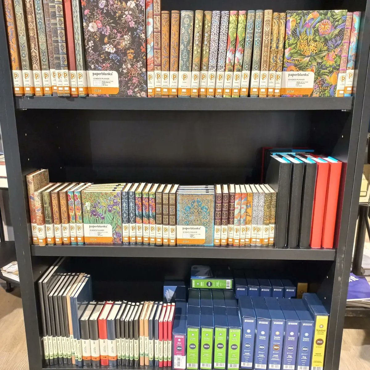 Haasbeekcentrum's tweet photo. We zijn vandaag open tot 17.00 uur! De eerste agenda's van 2024 staan alweer in de winkel!
Kom gezellig even langs. https://t.co/yMbvKtfPxE