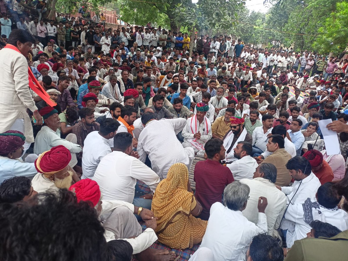 भीलवाड़ा में कोटडी के नरसिंहपुरा गांव में नाबालिग बच्ची से दुष्कर्म के बाद कोयले की भट्टी में जलाने की घटना के विरोध में सर्वसमाज द्वारा दिये जा रहे धरने में शामिल हुआ और परिजनों को भरोसा दिलाया की जब तक बहन को न्याय नहीं मिलेगा तब तक आपका बेटा आपके साथ खड़ा रहेगा और लड़ेगा