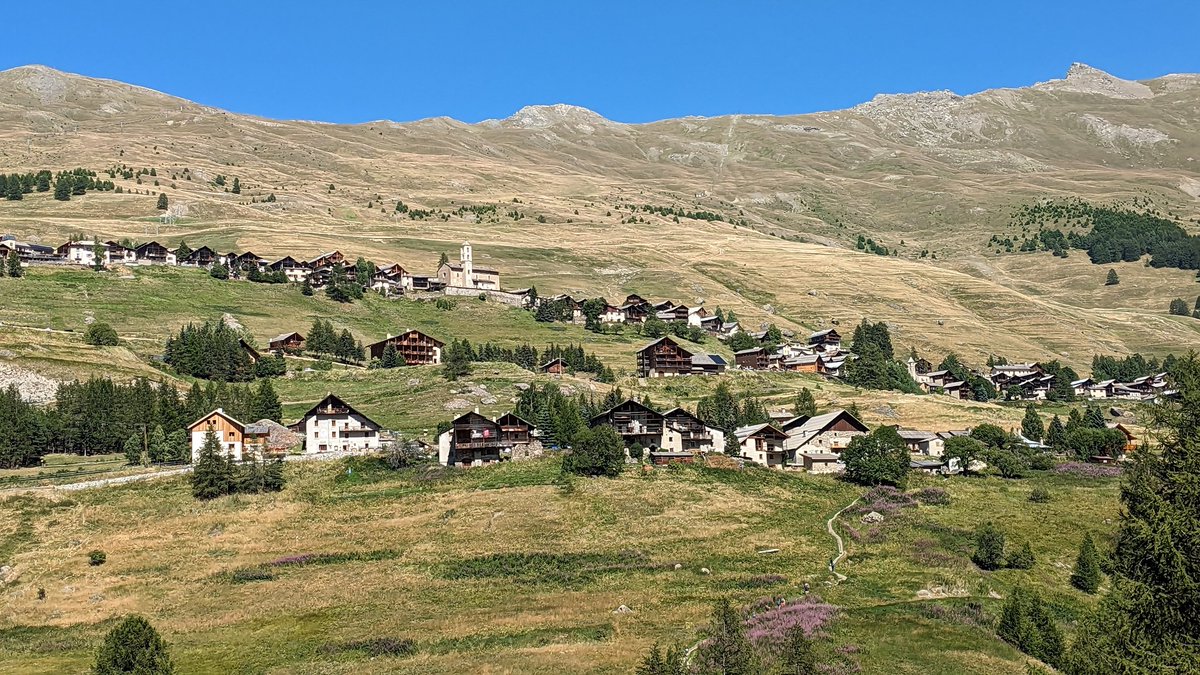 lolo2774's tweet photo. Le Queyras, un pas après l'autre 
#HautesAlpes https://t.co/CdnCpQlWf0