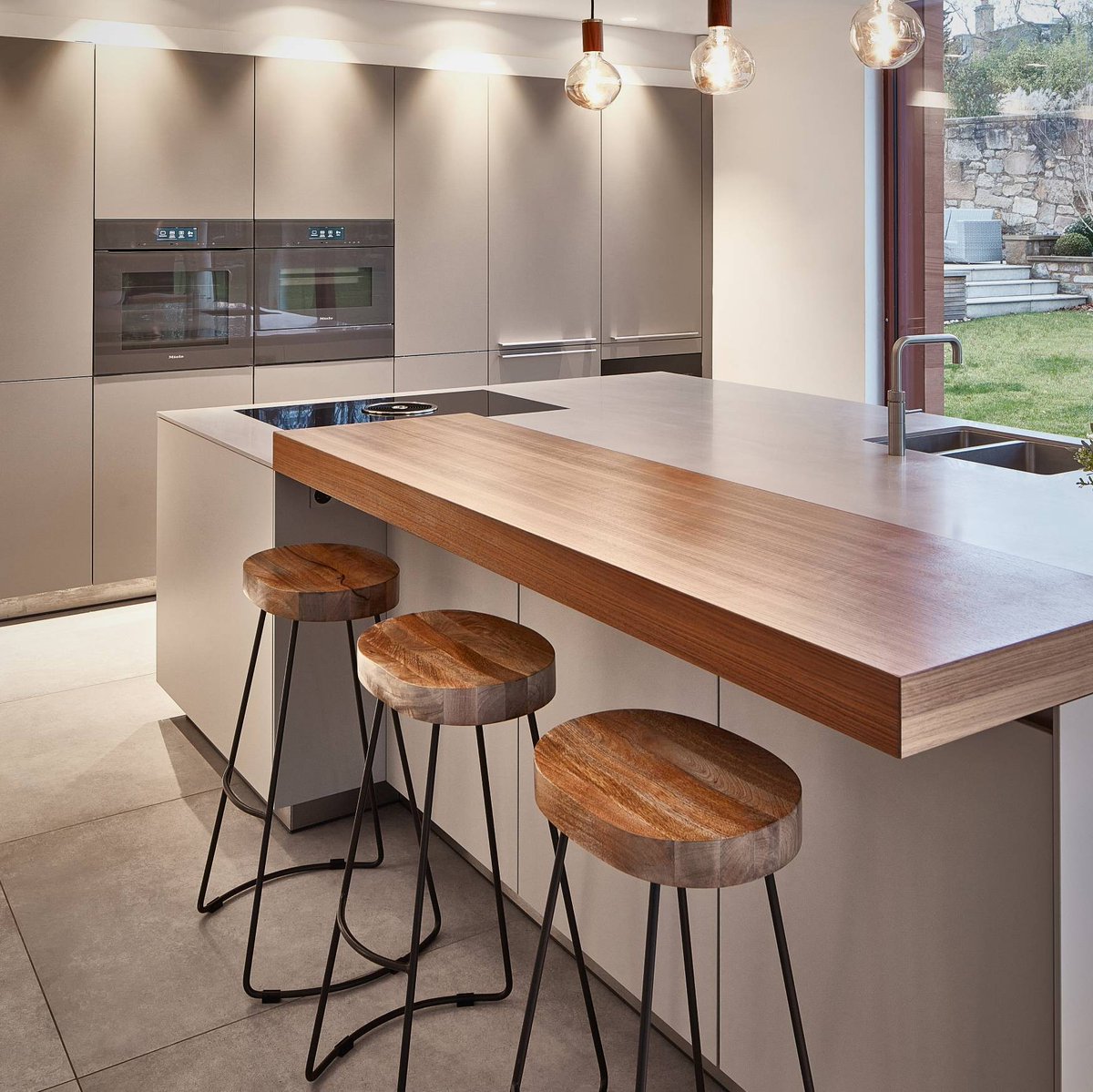 CI_kitchenbed's tweet photo. The #bulthaup b3 island in this kitchen was designed to suit the family’s daily activities and functions both aesthetically and productively.
@ArcherandBraun 

#kitchendecor #interiordesign #kitchenenvy #kitchendesign https://t.co/V3mVmYCV4C