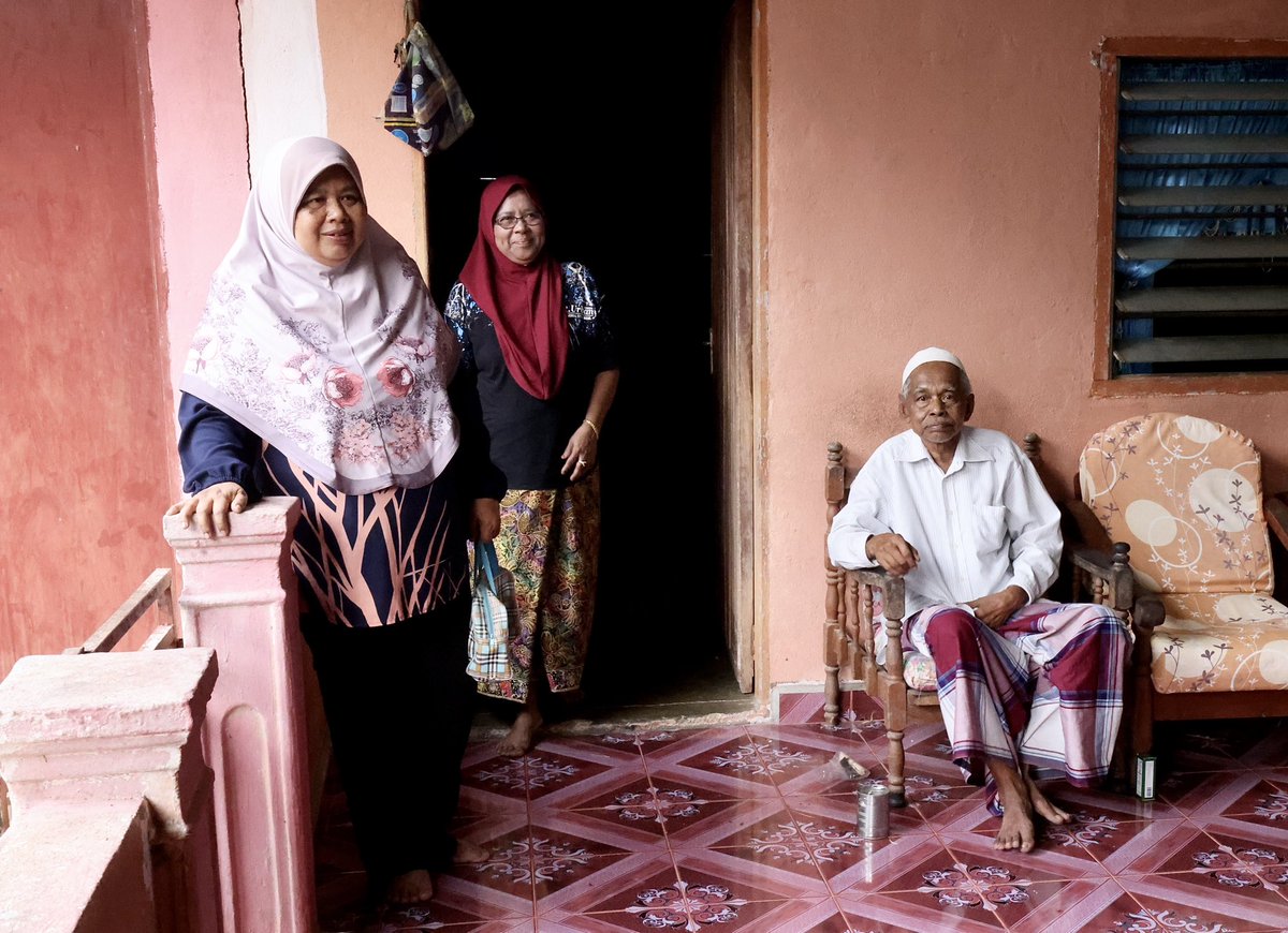 Di Kg. Kubang Julok juga saya singgah ziarah kasih di rumah Hasan hin Che Mat untuk bertanya khabar.

Orang lama, banyak ilmu yang dikongsikan dengan saya. Terima kasih atas perkongsian yang bermanfaat.

#KalihBagiSama
#N08
#Calon02
#TokDet4Pedu
#BarisanNasional
#PakatanHarapan