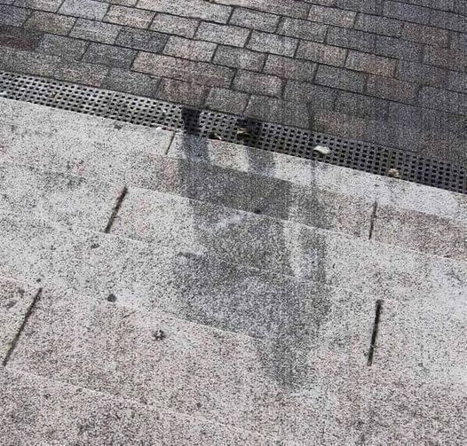 Hiroshima, Giappone, 6 agosto 1945
Quest'ombra che sembra quasi disegnata sul bianco di cinque gradini, racconta gli ultimi istanti di una persona. Di lei non ci rimane che l'ombra causata dal flash della bomba atomica di quel 6 agosto. In un attimo la luce radioattiva fissa sul