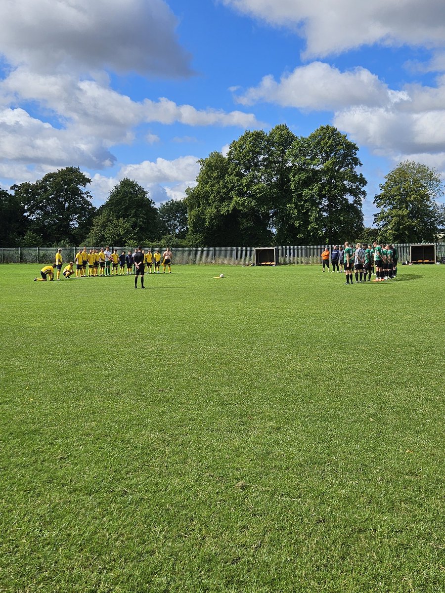 ed_sugarbones's tweet photo. A minutes silence prior to the pre season friendly between @WithamTownSun and @BraintreeTownSS in respect of Dave Ingle. @DengieYouth 👏👏👏 https://t.co/LQiDPrl1HI
