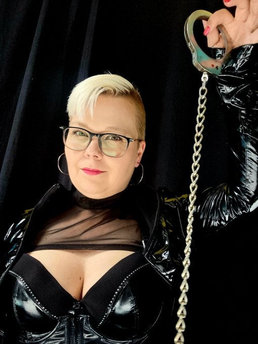 Viel mehr braucht es nicht, um eine geile Zeit miteinander zu haben...  #domina #bdsmstudio #bdsmgermany<a href="/tag/berlin"class="tags"><span>#berlin</span></a><a href="/tag/domina"class="tags"><span>#domina</span></a><a href="/tag/mistress"class="tags"><span>#mistress</span></a><a href="/tag/session"class="tags"><span>#session</span></a><a href="/tag/bdsmstudio"class="tags"><span>#bdsmstudio</span></a>