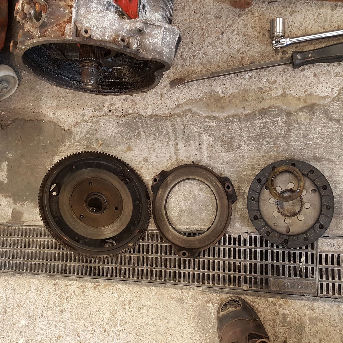 70sResto's tweet image. Just had a look at the clutch and flywheel on the #Midas #MkII which seem okay. ⚙️ However, the bell housing is a little gilded up. We'll have to give it some TLC to get it back in shape. 🔧 #MiniMidas #CarRestoration #ClassicCar #ClassicCarRestoration #AutoRestoration