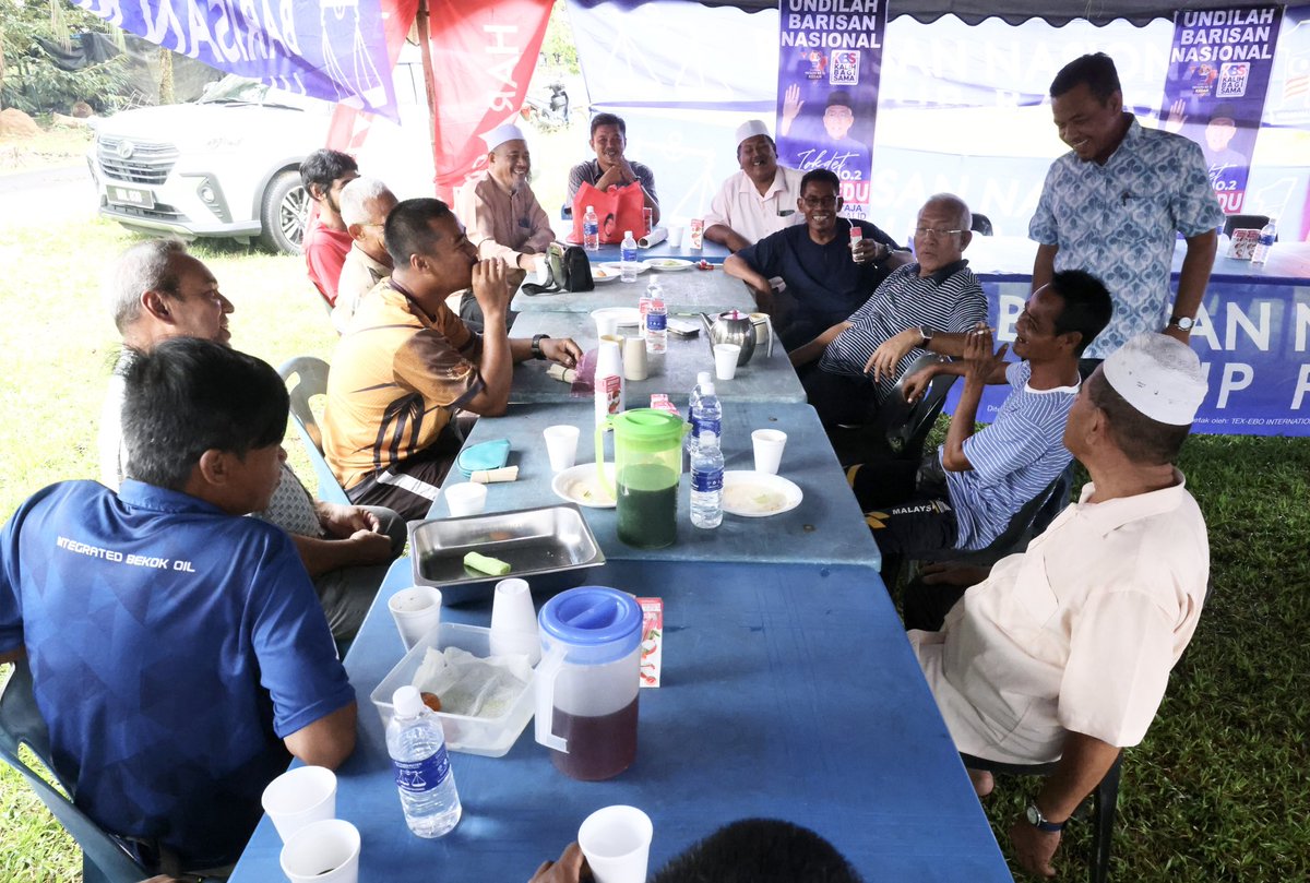 Santai minum petang bersama penduduk Kg. Kubang Julok, Naka.

Saya berpesan kepada semua yang hadir untuk sokong saya sebagai wakil rakyat Dun Pedu sekali lagi kali ini.

Banyak lagi yang saya nak selesaikan tugas yang tergendala.

#KalihBagiSama
#N08
#Calon02
#TokDet4Pedu