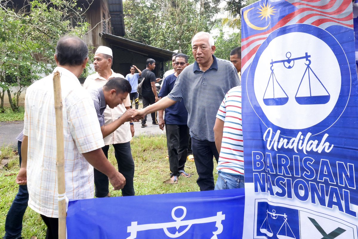 MahdzirKhalid's tweet photo. Santai minum petang bersama penduduk Kg. Kubang Julok, Naka.
Saya berpesan kepada semua yang hadir untuk sokong saya sebagai wakil rakyat Dun Pedu sekali lagi kali ini.
Banyak lagi yang saya nak selesaikan tugas yang tergendala.
#KalihBagiSama
#N08
#Calon02
#TokDet4Pedu https://t.co/ueZKjj3sgI