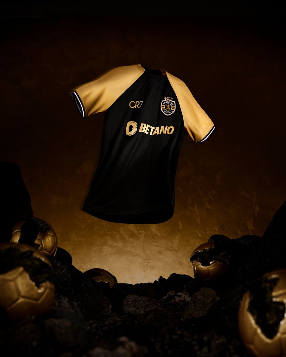 A nova camisola Sporting é uma parceria Sporting com a Nike/CR7

Da mesma forma que a Nike fez com JORDAN esta a projetar a marca CR7

Podemos ter algumas questões sobre o compromisso Ronaldo/ Sporting, o exemplo da Academia Cristiano Ronaldo, cujo jogador nem esteve presente na