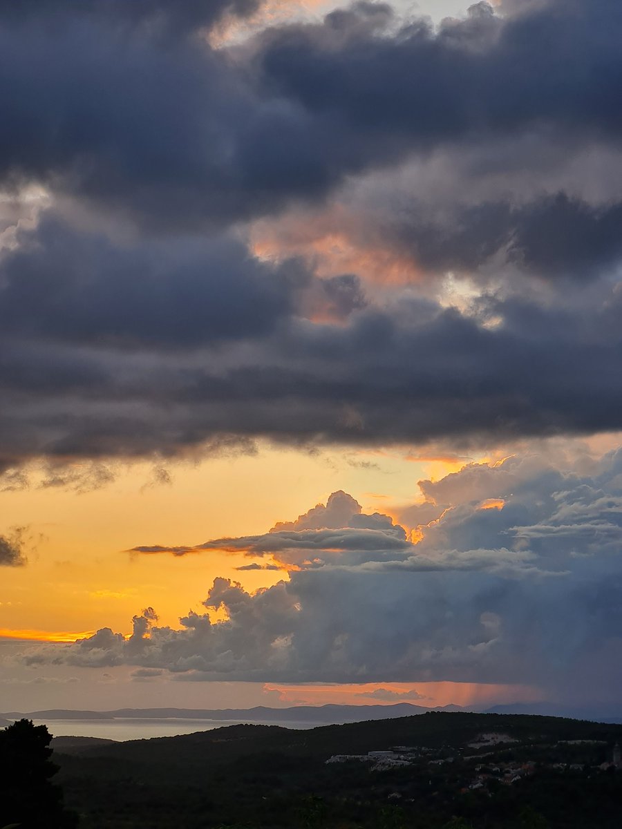 NatasaDragnic's tweet image. #sunset on the island of #Brač: #puremagic 
#götterdämmerung #biblicalsky #beautyiseverywhere #loveandgratitude #stormyskies #Croatia #nofilter #nofilterneeded