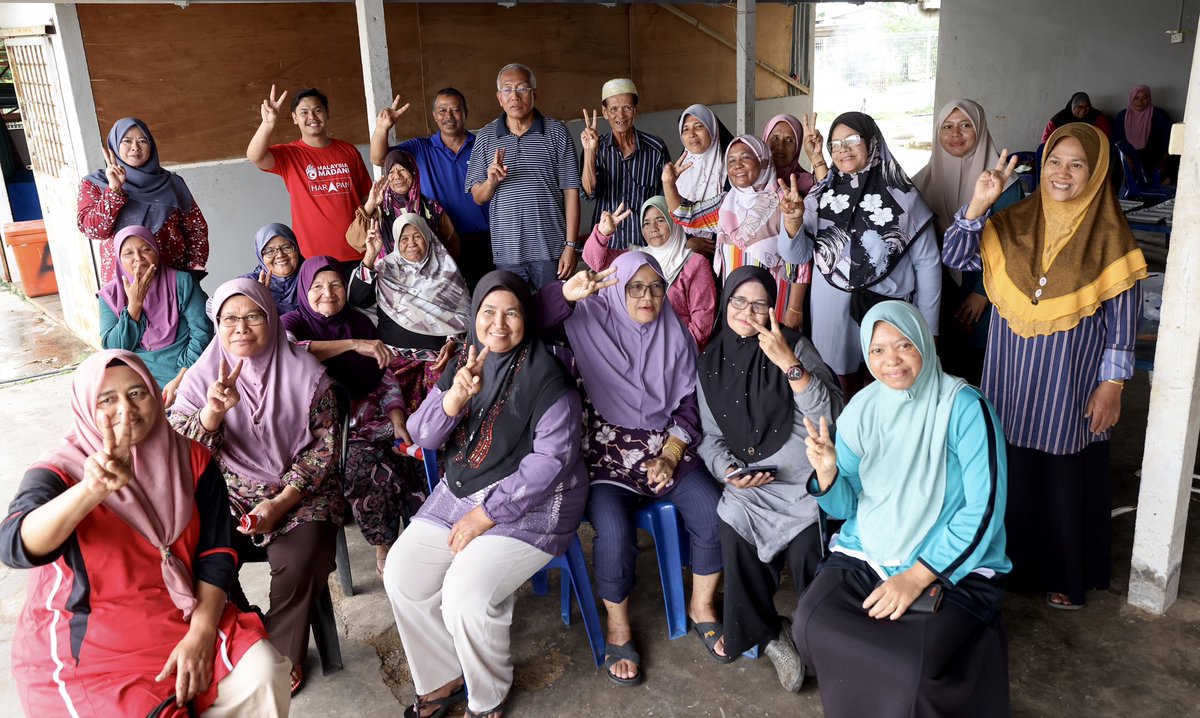 Makan bubur Asyura lagi di Kg. KEDA Bendang Tok Teri, Naka.

Sambil-sambil makan tu saya berpesan kepada semua yg hadir supaya beri sokongan kepada saya pada 12 Ogos nanti dengan mengundi saya &amp; bagi membolehkan BN+PH dapat membentuk Kerajaan Perpaduan di Kedah.

#KalihBagiSama