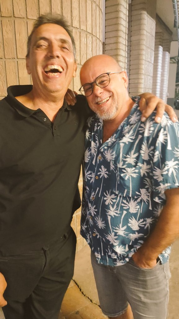 A vore qui té la figa de donar-li a este home la batalla cultural, que diu la nova secretària de cultura.
<a href="/PepBotifarra/">Pep Gimeno "Botifarra"</a> és CULTURA en majúscules, un monument amb potes!
Com ell diu «La naranca nase verde, y el tiempo le da color. Pero al que nase quelipolla, no lo madura ni Dios»