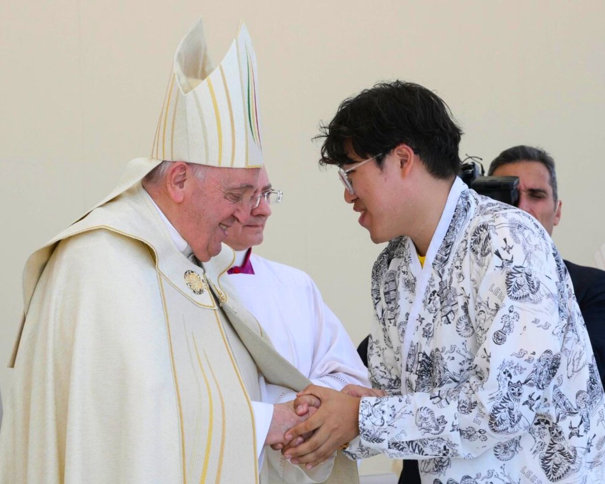 Pope Francis announces that Seoul, South Korea, will host the 41st World Youth Day in 2027, and invites young people to the Jubilee for Young People in Rome in 2025.

#PopeInPortugal #WYDLisbon