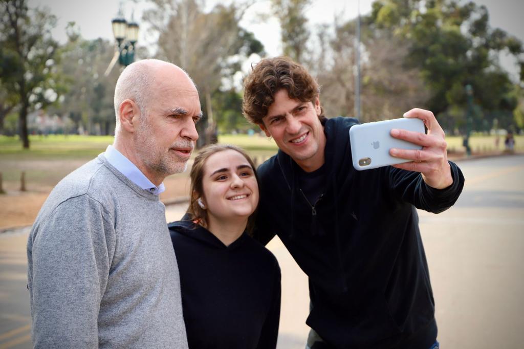 GugaLusto's tweet photo. Con @horaciorlarreta estuvimos caminando por Palermo y charlamos con los vecinos que estaban disfrutando de la Ciudad y de los espacios verdes. Vamos a continuar con la transformación que se hizo en Buenos Aires en los últimos 15 años y vamos a aportar una nueva mirada para mejorar lo que aún está pendiente. Gracias a todos los que se acercaron a darnos un mensaje de aliento 💪🏽