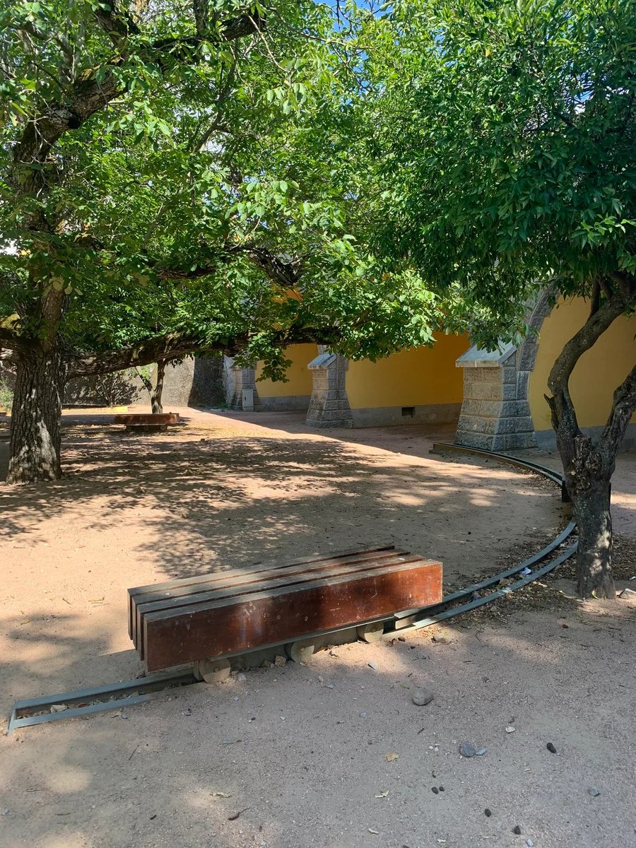 NaoCasanova's tweet photo. En el Jardim das Laranjeiras de Elvas, Portugal, hay un banco sobre un carril, para ponerlo a la sombra.
(O tal vez al Sol.) https://t.co/AxJLv1RlkZ