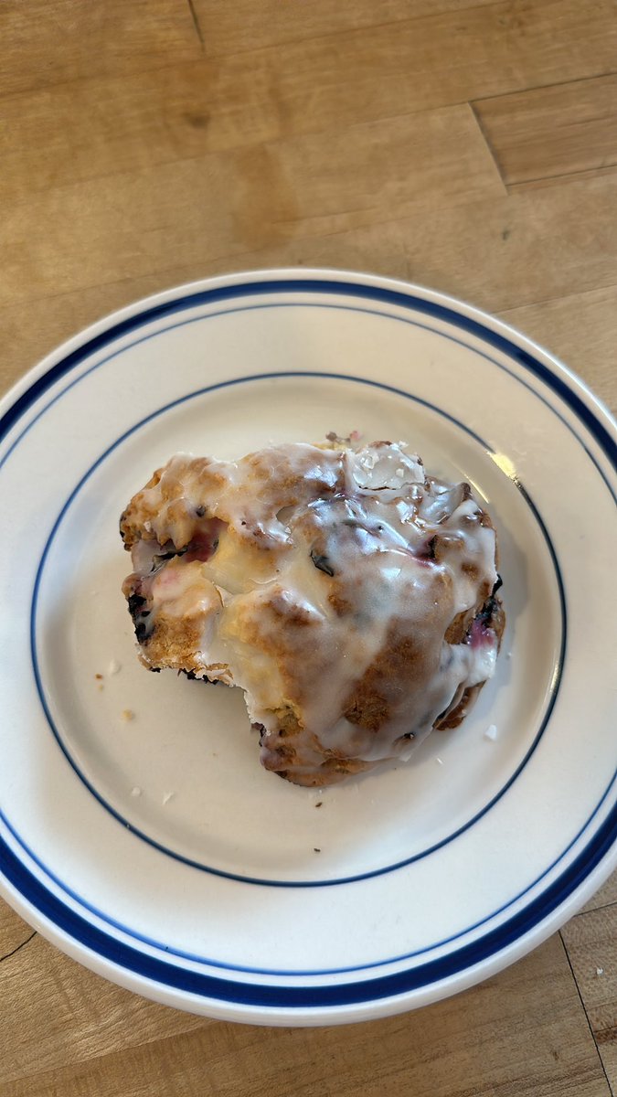 kaleycreates's tweet photo. Taking a break from UGC this beautiful Sunday and eating a blueberry lemon ricotta scone😋 https://t.co/jdB6vCMvib