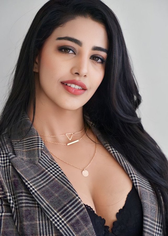 F220Z9DaEAEkmVT?format=jpg&name=900x900